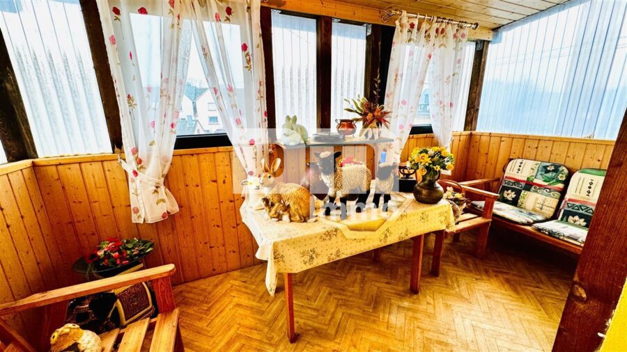 Wohnhausensemble auf großem Grundstück mit Nebengebäuden als langfristige Kapitalanlage - Vorderhaus OG Balkon / Überdacht / Wintergarten